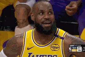 🥺传承！东契奇罚球时全场大喊“MVP”！詹姆斯大口喘气&微笑图片