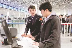 240小时过境免签！宝安机场迎来首位享受新政便利外籍旅客图片