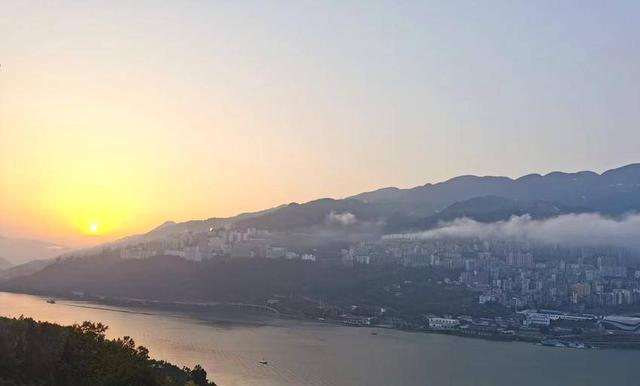 巴东：朝阳破雾出 山城入画来