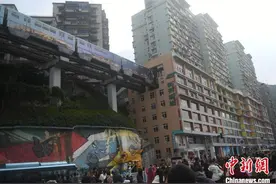 探访“轻轨穿楼”观景平台  游客打卡“心中最美的重庆”图片