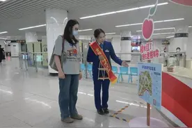 小满节气撞上樱桃成熟季，青岛地铁给乘客送甜蜜！图片