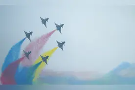 （图文互动）空军36型武器装备在中国航展成体系亮相 展现人民空军转型跨越新成就图片