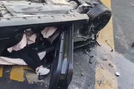 突发！合肥和平路下穿桥一私家车冲破护栏坠落 车内年轻男子被紧急送医图片