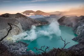 一名中国游客在印尼火山口坠亡，当地警方通报详情→图片