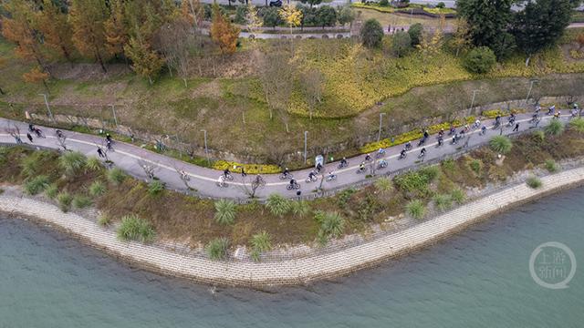 骑行环湖绿道 览城市美景