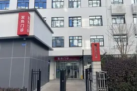 流感来袭，医院药品足不足？排队长不长？小编一探究竟→图片