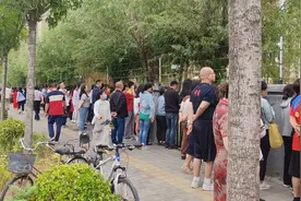 高考首日衡水中学考生还在晨跑，家长躲在石柱后偷看孩子跑操图片