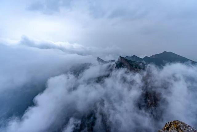 国庆长假秋雨至，贺兰山国家森林公园“暖心服务”护航游客畅游雨境