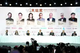 第15届北影节天坛奖评委集体亮相，姜文：用专业眼光来检验电影魔术手艺图片