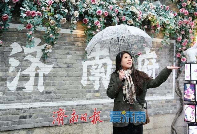 青砖黛瓦披银装，雪后泉城美到穿越