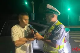 男子酒驾途中等红灯睡着，被交警喊醒竟反问：我的代驾呢图片