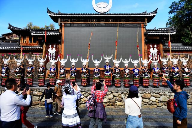 雷山西江苗寨初冬景色怡人吸引游客错峰出游