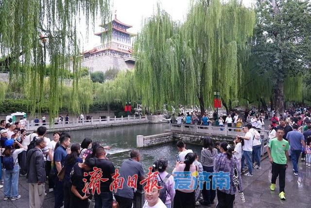 国庆假期第一天，黑虎泉畔游人如织