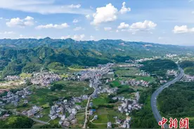 航拍广西岑溪乡村画卷 田园景美如画图片