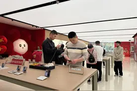 拿着利是红包换新机，“国补”消费者算得比店员快！春节广州以旧换新市场火热图片