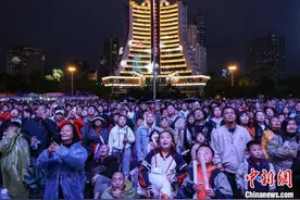 贵阳逾万人雨中嗨唱“路边音乐会”图片