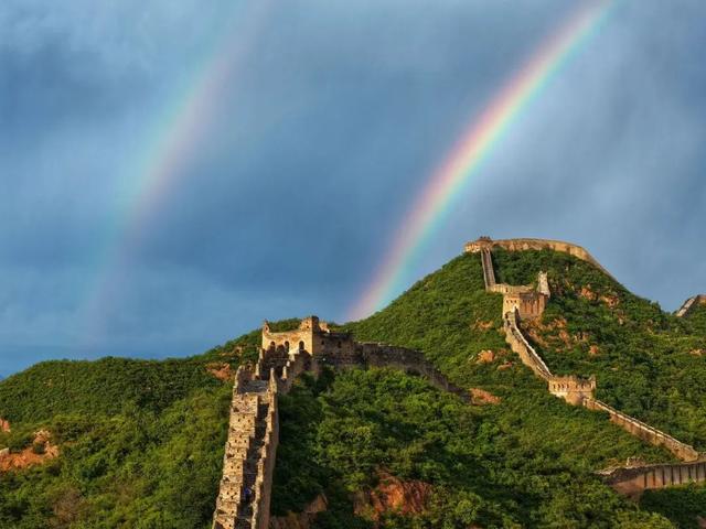 长城之巅，彩虹为冠——听说遇到彩虹要许愿哦~