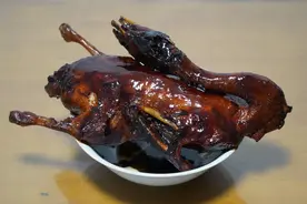 年味in青浦丨青浦老师傅教你制作本帮酱鸭，鸭肉细腻，美味可口！图片