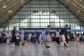 端午节当天发送旅客14.2万，武汉站暖心举措保障旅客雨天出行图片