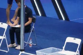 孙杨100米自由泳退赛图片