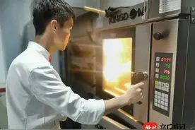 “00后”小伙用面包做了个“埃菲尔铁塔”，在国际赛场上一举夺冠！图片