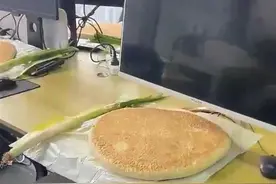 徐州小伙返程杭州带400斤大饼 饼配大葱送同事图片