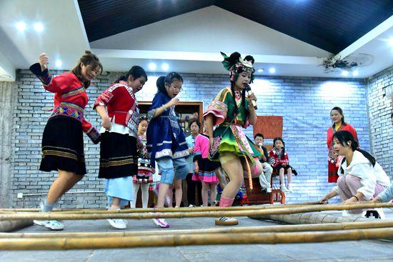 张家界黄龙洞景区：剧本研学“火力全开” 解锁夏日清凉新玩法