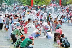 观海杂话铺468 | 盘点云南泼水节各种名场面，网友：属实羡慕这“泼”天的快乐图片