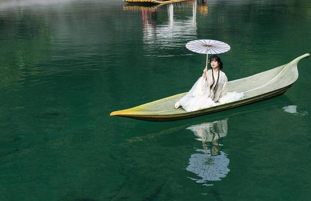 鹤峰：一泓秋水染峡谷