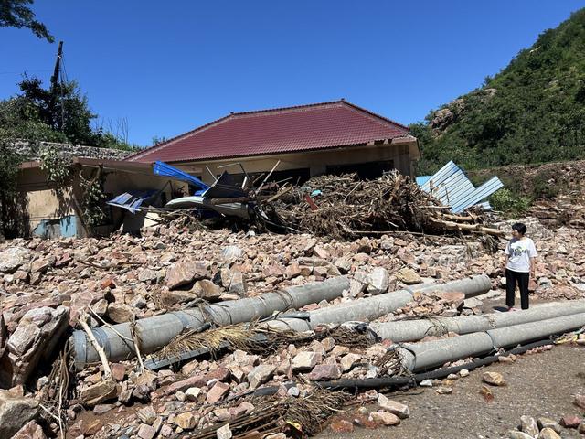 有人下山，有人上山：艰难进入京郊暴雨重灾村