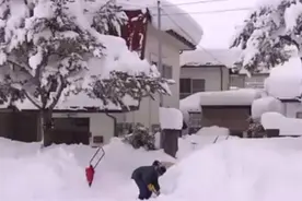 铁路停运！航班取消！日本最强寒潮导致一地积雪厚近4米！图片