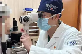 研究生爸爸辅导孩子作业，气到视物变形竟是眼底“漏水”图片