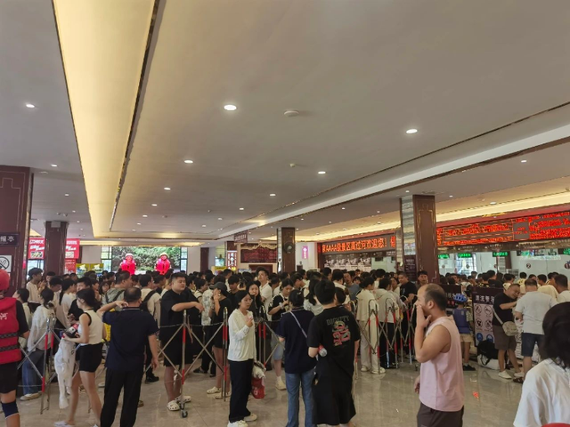 全国多地新一轮高温来袭：西安市民热到吸氧，青海贵州避暑游火爆