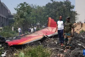 印度客机坠毁爆炸 警方说已找到超200具遗体图片