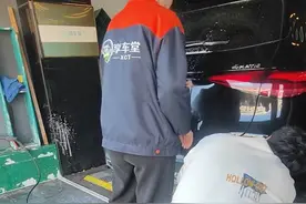 这个就叫“专业”，给新车贴膜一再弄坏车漆    李女士索赔2000元进行后期维修  享车堂拒绝赔付图片