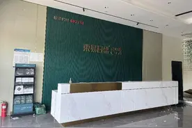 东易日盛陷停工欠薪风波，财立方记者郑州实探→图片