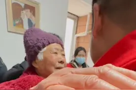 “你有妈妈了，有妈妈疼了” 错认假父16年男子与生母相认，抱头痛哭图片