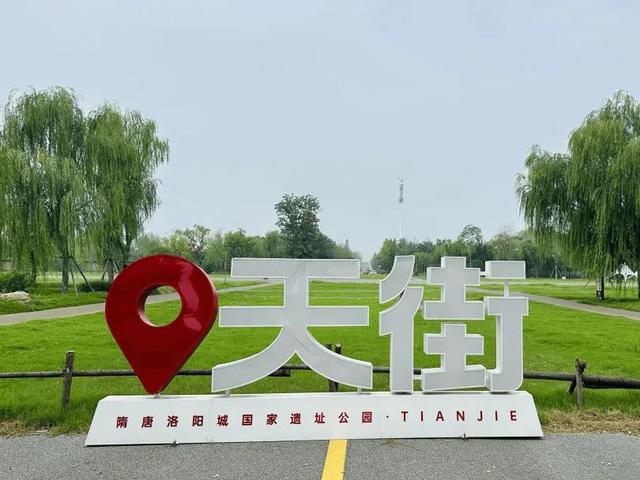 到天街，看露天电影吧！