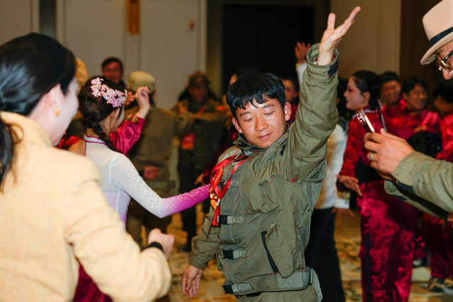 东天山骆驼队抵达忆江南度假区休整 豫疆文化交流盛典启幕