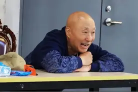 七旬陈佩斯，《戏台》上下依旧真跪真爬，为艺术死磕图片