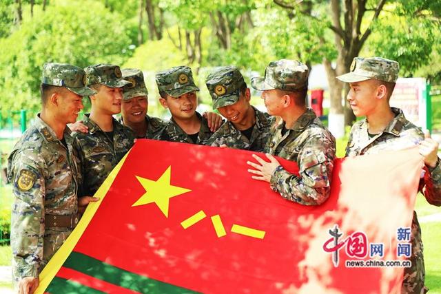 人民子弟兵在战位献礼八一