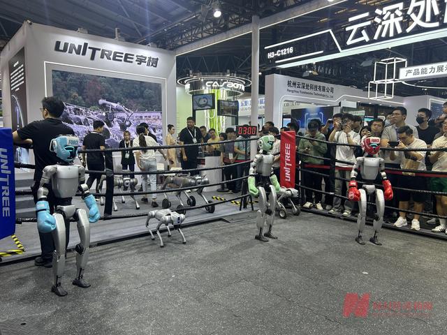 直击WAIC2025 | 首日探馆：大模型丰产下的共舞时代 具身智能与AI终端齐飞