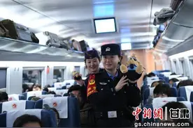 兰铁女子乘警组：盛开在列车上的“铿锵玫瑰”图片