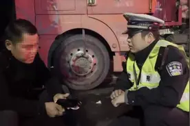 “岳父把我当亲儿子……” 这个男人蹲在车前抹起了眼泪图片