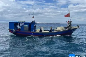 文昌一艘渔船休渔期非法捕捞 被抓现行图片