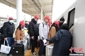 广西开行“点对点”专车专列 首批务工人员返岗图片