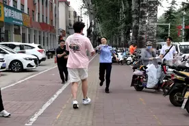 现场补开身份证明，濮阳民警暖心护考图片
