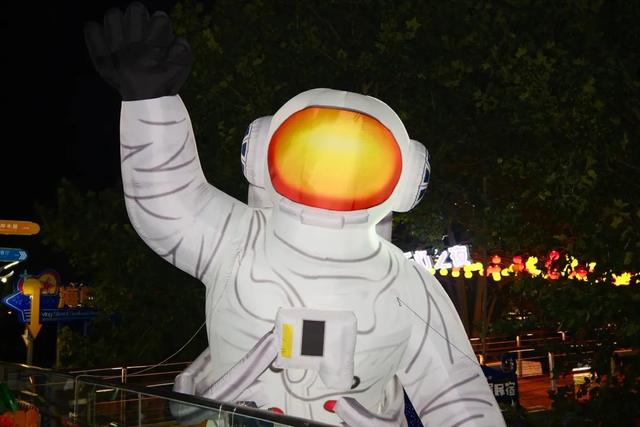 日照刘家湾赶海园千灯之夜盛大启幕，人气爆棚！