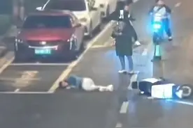 纵览热点｜深夜男子骑电动车摔倒昏迷，街道办工作人员听到声音后冲出办公室紧急施救图片