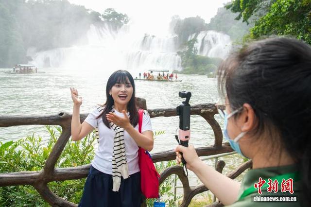 抓住暑假尾巴 中国首个跨境旅游合作区游人如织